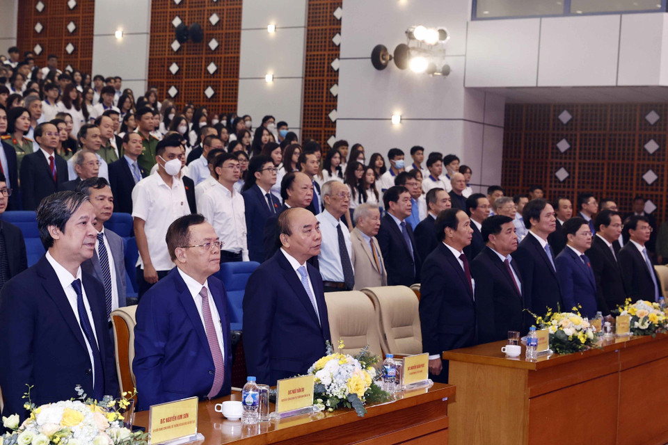 Chủ tịch nước Nguyễn Xuân Phúc và các đại biểu thực hiện nghi thức chào cờ. (Ảnh: Thống Nhất/TTXVN)