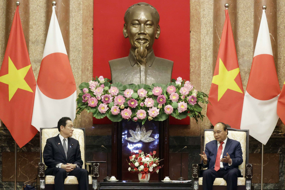 Chủ tịch nước Nguyễn Xuân Phúc tiếp Thủ tướng Nhật Bản Kishida Fumio đamg có chuyến thăm chính thức Việt Nam. (Ảnh: Thống Nhất/TTXVN)