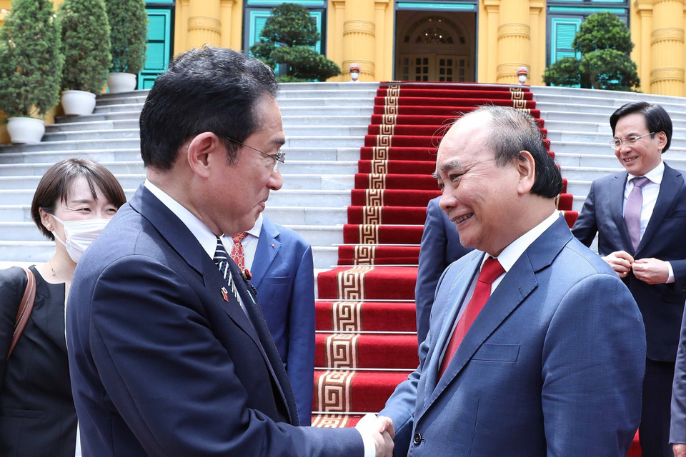 Chủ tịch nước Nguyễn Xuân Phúc và Thủ tướng Nhật Bản Kishida Fumio sau khi kết thúc buổi tiếp. (Ảnh: Thống Nhất/TTXVN)