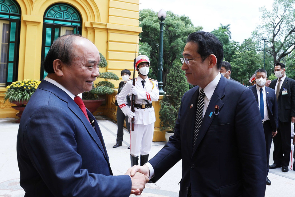 Chủ tịch nước Nguyễn Xuân Phúc tiếp Thủ tướng Nhật Bản Kishida Fumio đang thăm chính thức Việt Nam. (Ảnh: Thống Nhất/TTXVN)