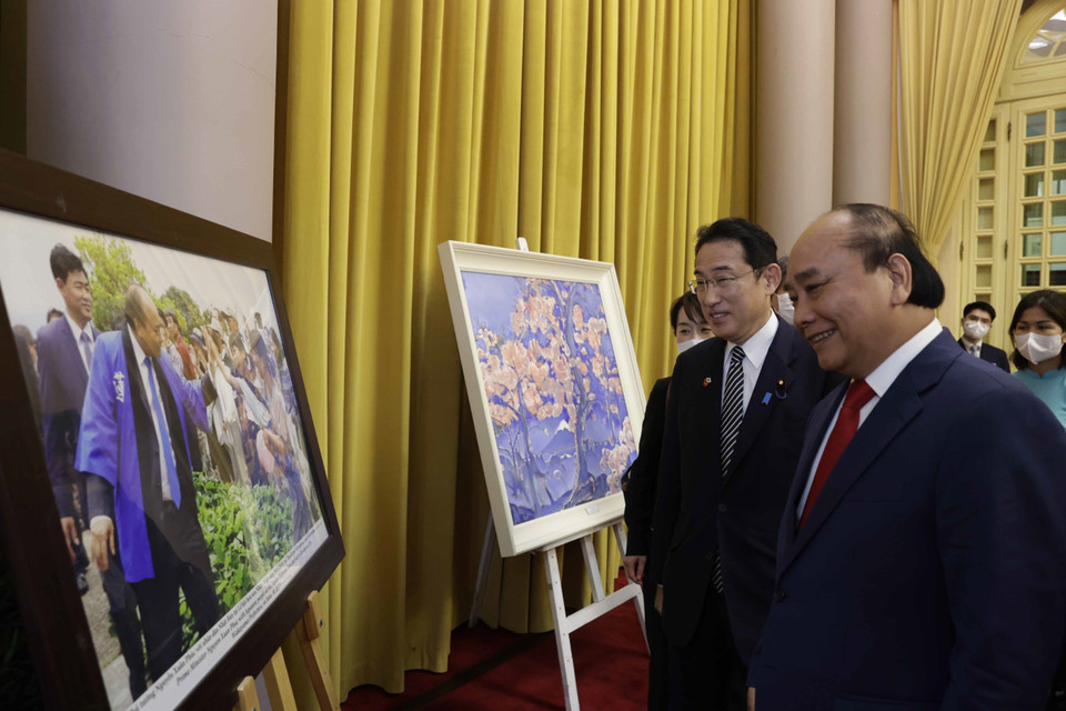 Chủ tịch nước Nguyễn Xuân Phúc và Thủ tướng Nhật Bản Kishida Fumio xem một số hình ảnh về quan hệ Việt Nam – Nhật Bản. (Ảnh: Thống Nhất/TTXVN)