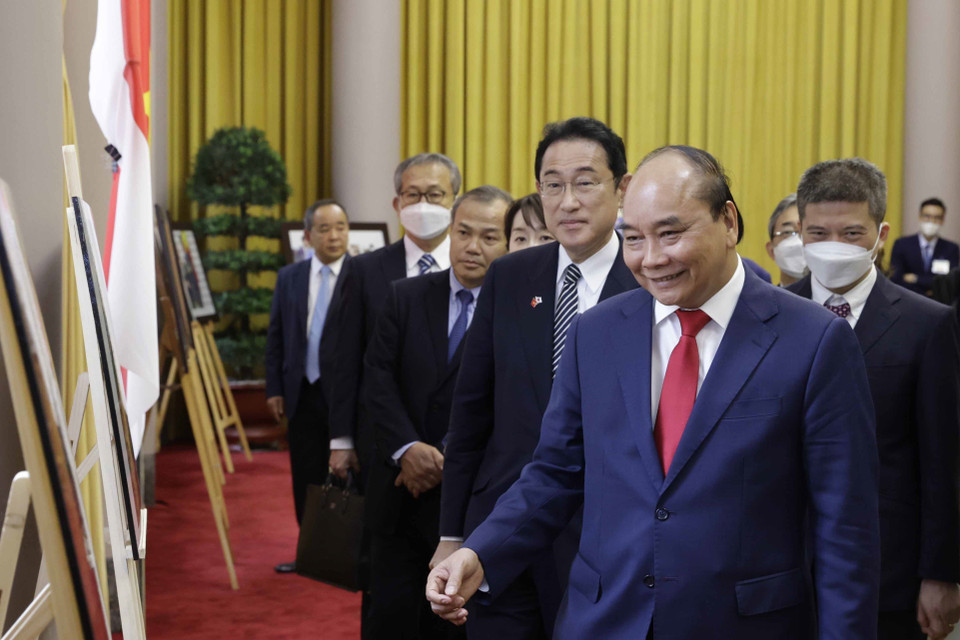 Chủ tịch nước Nguyễn Xuân Phúc và Thủ tướng Nhật Bản Kishida Fumio xem các hình ảnh về quan hệ Việt Nam – Nhật Bản. (Ảnh: Thống Nhất/TTXVN)