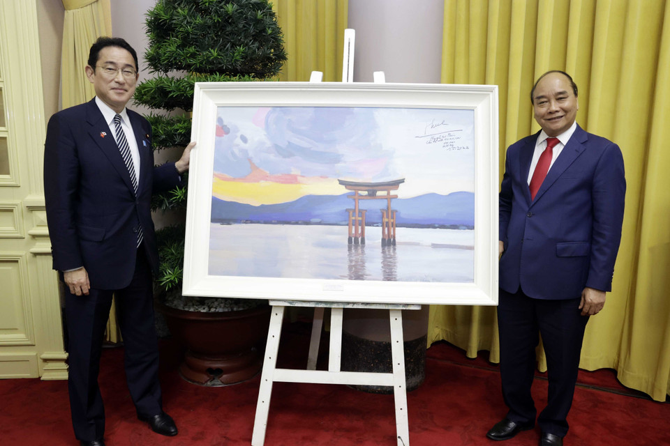 Chủ tịch nước Nguyễn Xuân Phúc tặng Thủ tướng Nhật Bản Kishida Fumio tác phẩm hội họa của họa sỹ Việt Nam về phong cảnh Nhật Bản. (Ảnh: Thống Nhất/TTXVN)