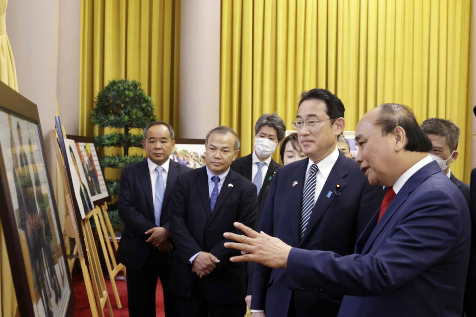 Chủ tịch nước Nguyễn Xuân Phúc và Thủ tướng Nhật Bản Kishida Fumio xem các hình ảnh về quan hệ Việt Nam – Nhật Bản. (Ảnh: Thống Nhất/TTXVN)