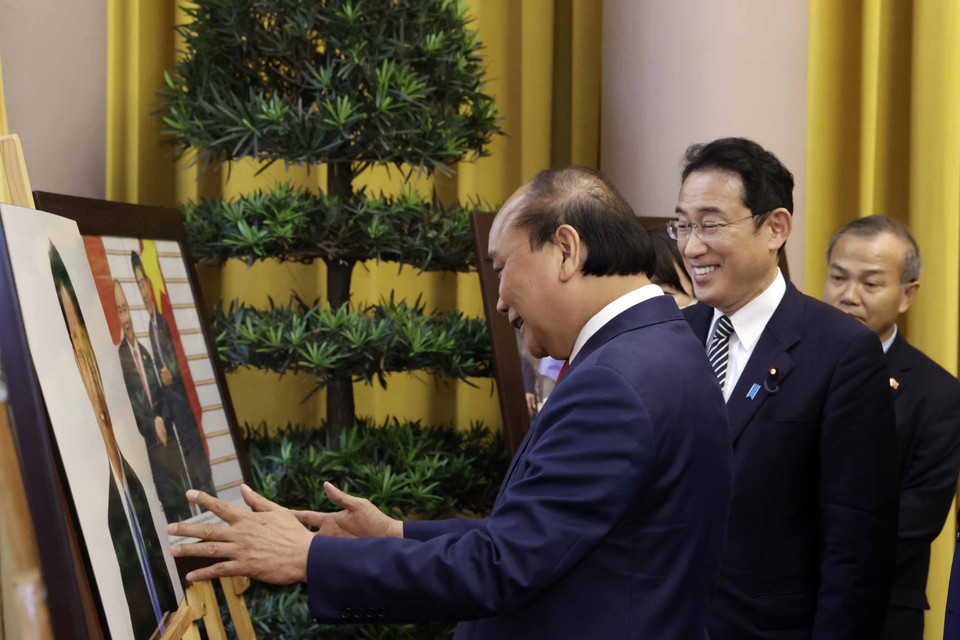 Chủ tịch nước Nguyễn Xuân Phúc và Thủ tướng Nhật Bản Kishida Fumio xem một số hình ảnh về quan hệ Việt Nam – Nhật Bản. (Ảnh: Thống Nhất/TTXVN)