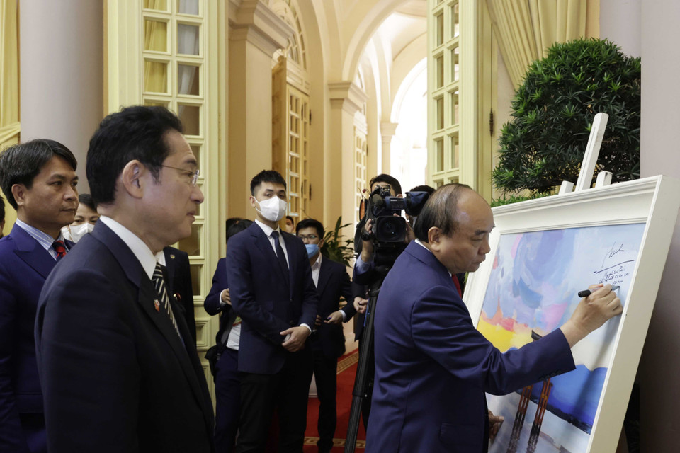 Chủ tịch nước Nguyễn Xuân Phúc ký tặng Thủ tướng Nhật Bản Kishida Fumio tác phẩm hội họa của họa sỹ Việt Nam về phong cảnh Nhật Bản. (Ảnh: Thống Nhất/TTXVN)