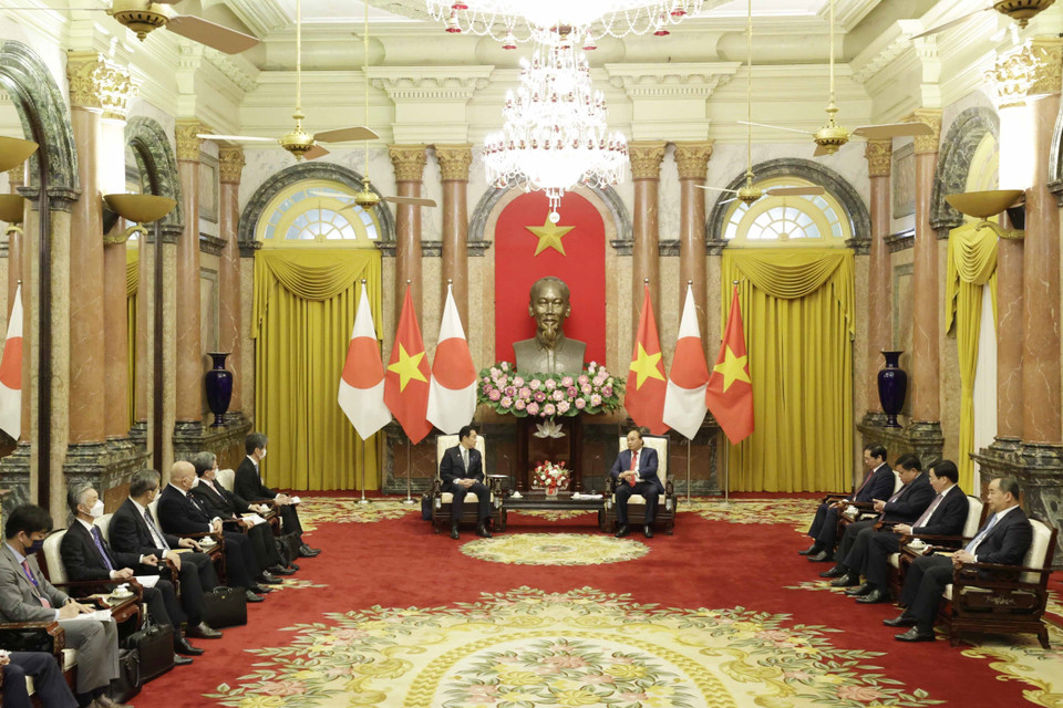 Chủ tịch nước Nguyễn Xuân Phúc tiếp Thủ tướng Nhật Bản Kishida Fumio đang thăm chính thức Việt Nam. (Ảnh: Thống Nhất/TTXVN)