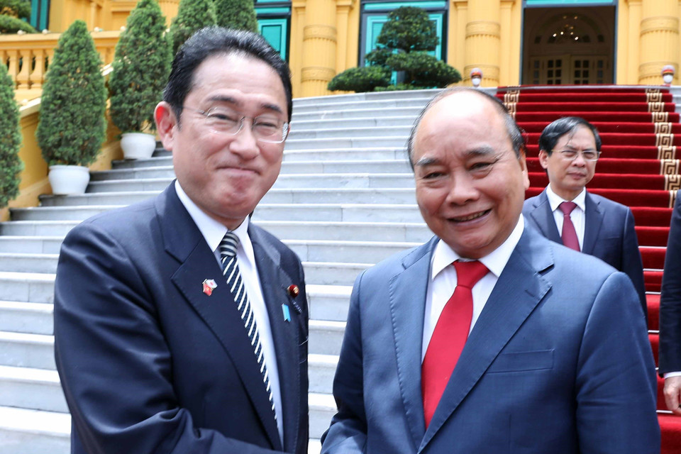 Chủ tịch nước Nguyễn Xuân Phúc và Thủ tướng Nhật Bản Kishida Fumio sau khi kết thúc buổi tiếp. (Ảnh: Thống Nhất/TTXVN)