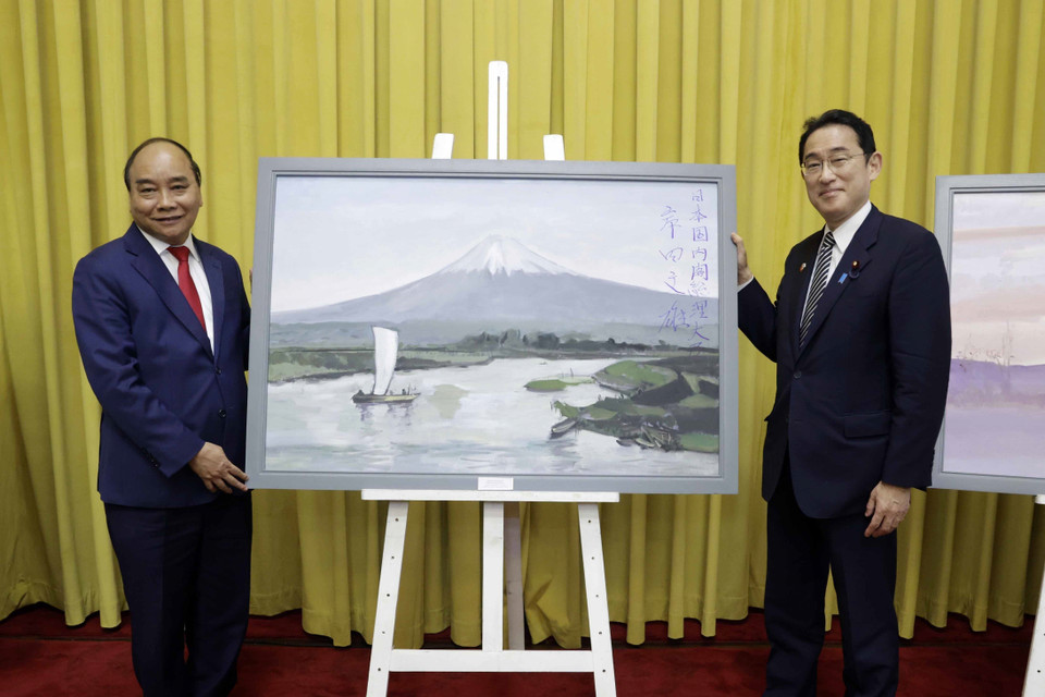 Thủ tướng Nhật Bản Kishida Fumio tặng Chủ tịch nước Nguyễn Xuân Phúc tác phẩm hội họa của họa sỹ Việt Nam về phong cảnh Nhật Bản. (Ảnh: Thống Nhất/TTXVN)