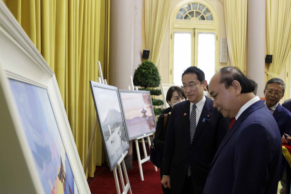 Chủ tịch nước Nguyễn Xuân Phúc và Thủ tướng Nhật Bản Kishida Fumio xem tác phẩm hội họa của họa sỹ Việt Nam về phong cảnh Nhật Bản. (Ảnh: Thống Nhất/TTXVN)