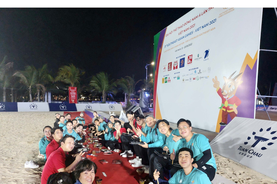 Các tình nguyện viên trên bãi cát tại sân thi đấu bóng chuyền sau 1 ngày dẫn đoàn tham gia thi đấu tại SEA Games 31. (Ảnh: Thanh Vân/TTXVN)