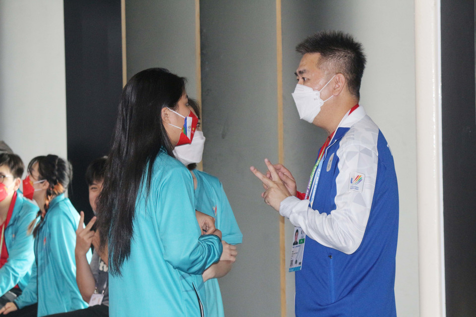 Tình nguyện viên dẫn đoàn của Việt Nam trao đổi cùng đoàn vận động viên Thái Lan tại Cung quy hoạch , hội chợ và triển lãm tỉnh Quảng Ninh. (Ảnh: Thanh Vân/TTXVN)