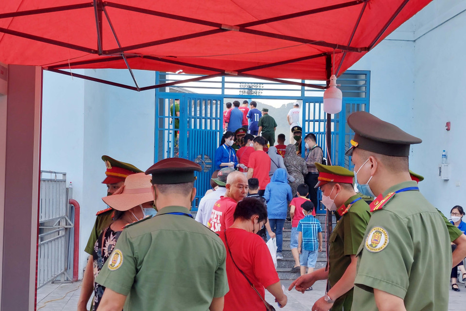 Cán bộ, chiến sĩ kiểm soát vé mời xem bóng đá của cổ động viên trước khi vào sân. (Ảnh: Thanh Vân/TTXVN)