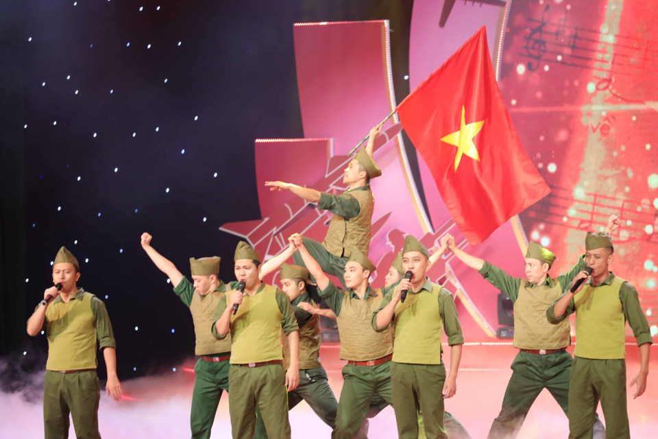 Liên khúc hát múa mở màn chương trình của các nghệ sỹ đến từ Nhà hát Ca múa nhạc Quân đội. (Ảnh: Thanh Tùng/TTXVN)