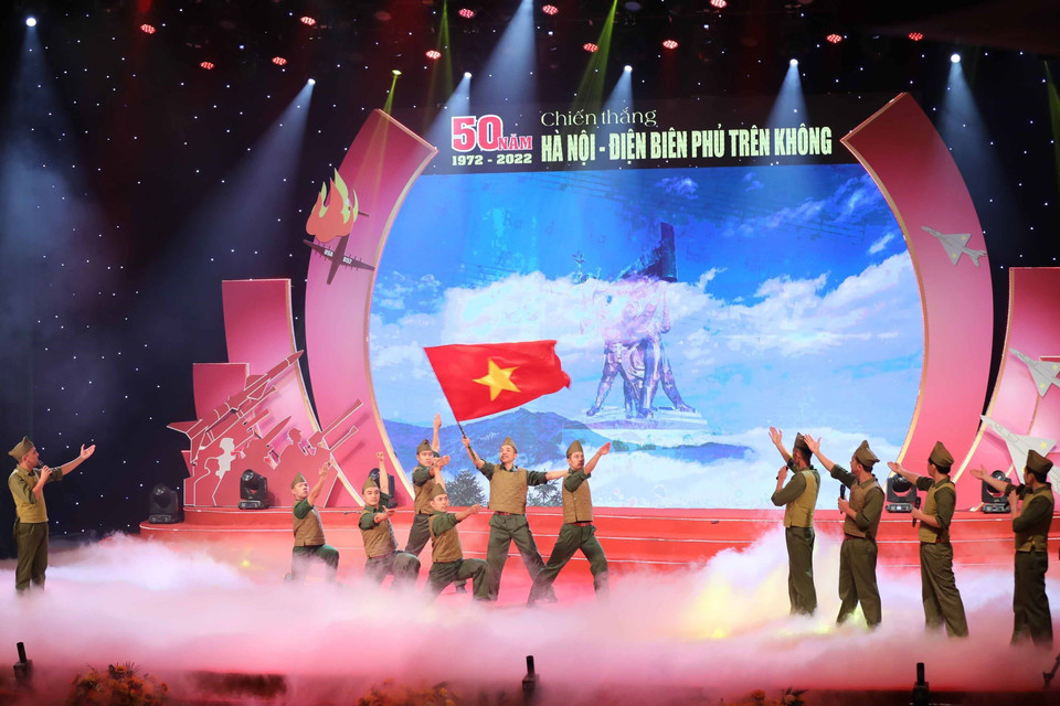 Chương trình là dấu ấn nghệ thuật, góp phần khắc họa hình ảnh quân đội anh hùng của một dân tộc anh hùng, giữ trọn lời thề “Trung với Đảng, hiếu với dân” trên suốt chặng đường 78 năm xây dựng, chiến đấu và trưởng thành. (Ảnh: Thanh Tùng/TTXVN)