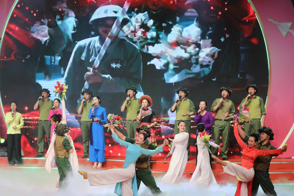 Chương trình đưa khán giả trở về với không khí bi tráng của Hà Nội tháng 12/1972, quân và dân Hà Nội đã viết tiếp bản hùng ca ngời sáng về chủ nghĩa anh hùng Cách mạng, làm nên chiến thắng oanh liệt mang tên “Hà Nội - Điện Biên Phủ trên không”. (Ảnh: Thanh Tùng/TTXVN)