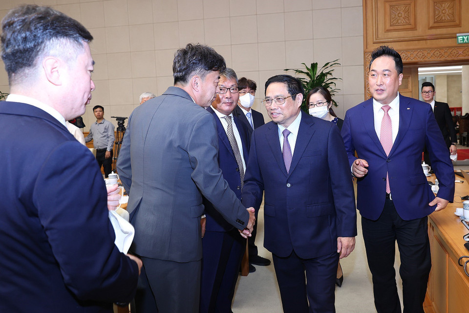 Thủ tướng Phạm Minh Chính với đại diện một số tổ chức, hiệp hội doanh nghiệp Hàn Quốc tại Việt Nam. (Ảnh: Dương Giang/TTXVN)