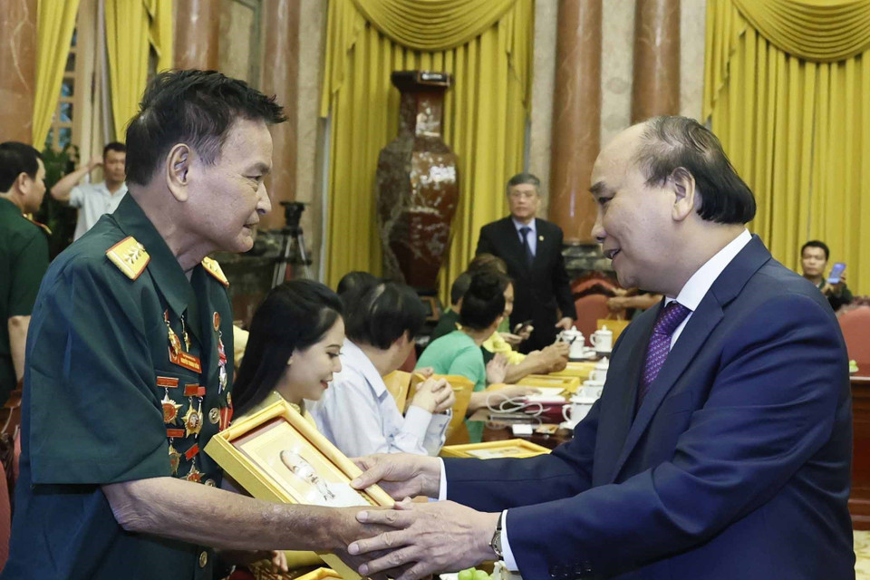 Chủ tịch nước Nguyễn Xuân Phúc tặng phẩm lưu niệm cho các đại biểu. (Ảnh: Thống Nhất/TTXVN)