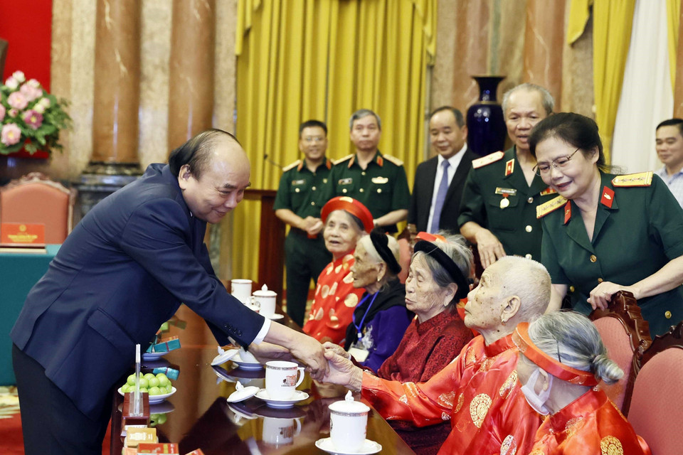 Chủ tịch nước Nguyễn Xuân Phúc ân cần chào hỏi các đại biểu. (Ảnh: Thống Nhất/TTXVN)