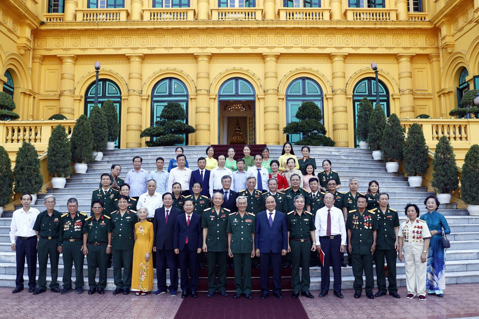 Chủ tịch nước Nguyễn Xuân Phúc chụp ảnh lưu niệm với các đại biểu. (Ảnh: Thống Nhất/TTXVN)