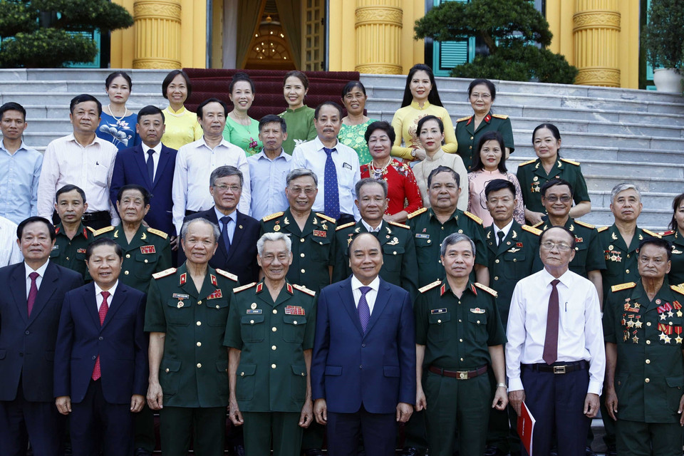 Chủ tịch nước Nguyễn Xuân Phúc chụp ảnh lưu niệm với các đại biểu. (Ảnh: Thống Nhất/TTXVN)