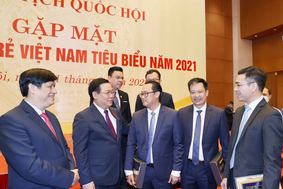 Chủ tịch Quốc hội Vương Đình Huệ với các đại biểu. (Ảnh: Doãn Tấn/TTXVN)