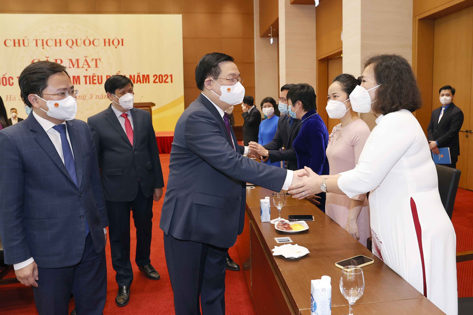 Chủ tịch Quốc hội Vương Đình Huệ với các đại biểu. (Ảnh: Doãn Tấn/TTXVN)