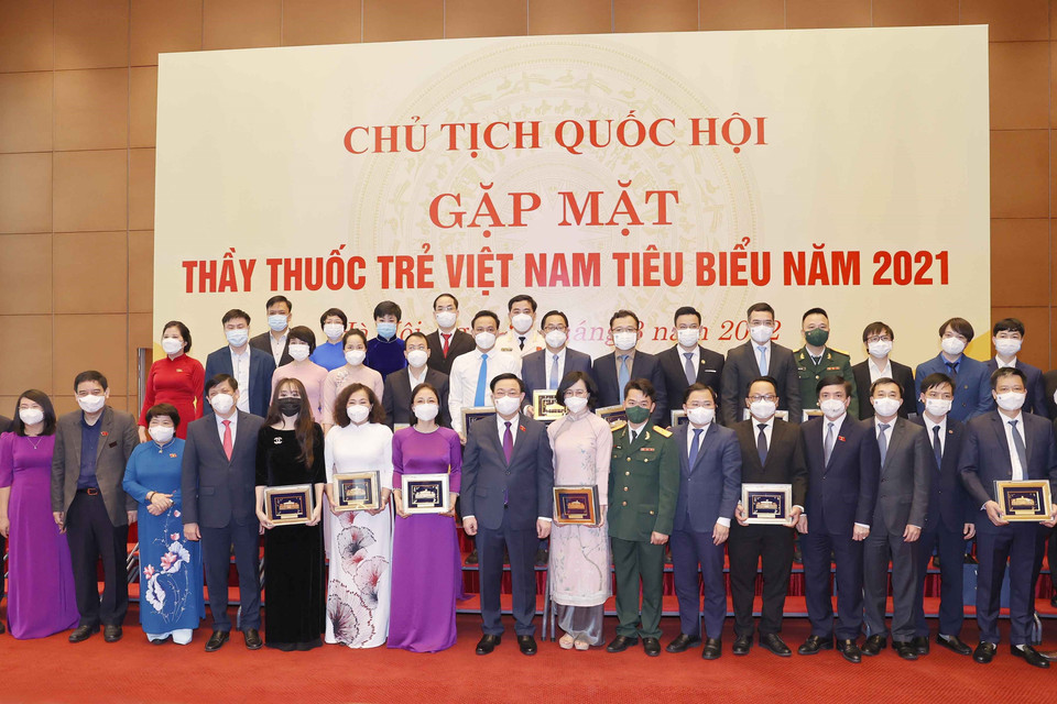 Chủ tịch Quốc hội Vương Đình Huệ chụp ảnh lưu niệm với các đại biểu. (Ảnh: Doãn Tấn/TTXVN)