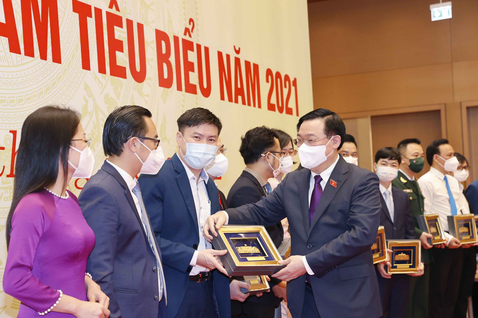 Chủ tịch Quốc hội Vương Đình Huệ tặng quà lưu niệm cho thầy thuốc trẻ Việt Nam tiêu biểu năm 2021. (Ảnh: Doãn Tấn/TTXVN)