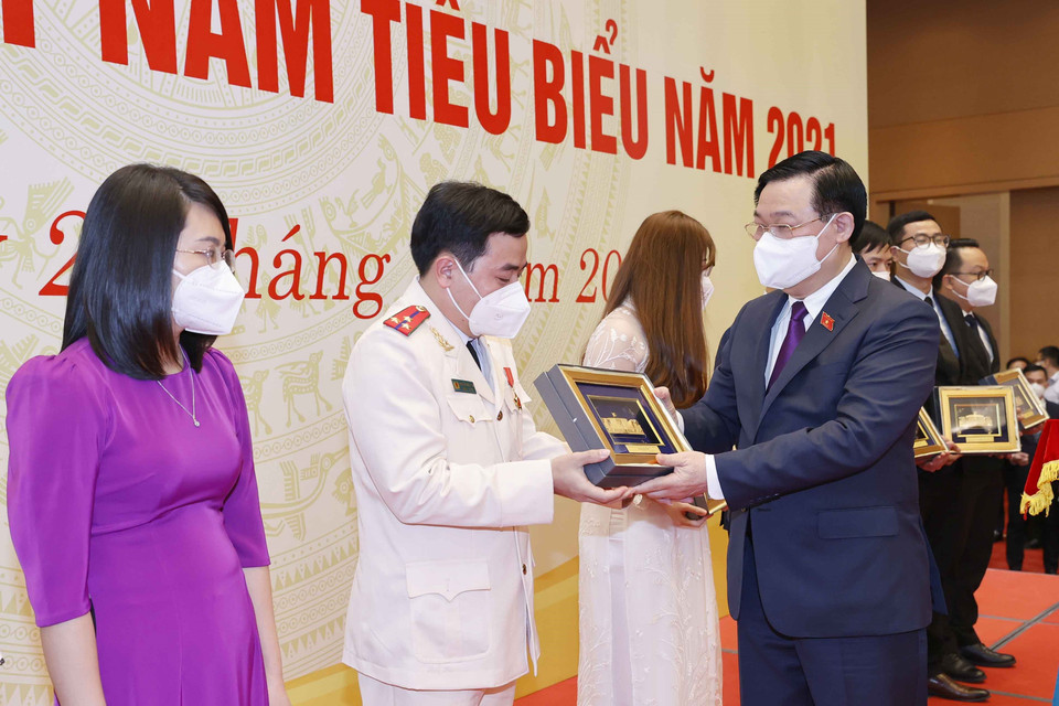 Chủ tịch Quốc hội Vương Đình Huệ tặng quà lưu niệm cho thầy thuốc trẻ Việt Nam tiêu biểu năm 2021. (Ảnh: Doãn Tấn/TTXVN)