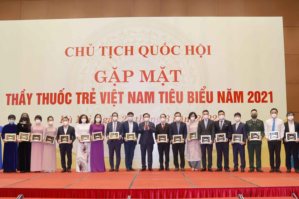 Chủ tịch Quốc hội Vương Đình Huệ với các đại biểu. (Ảnh: Doãn Tấn/TTXVN)