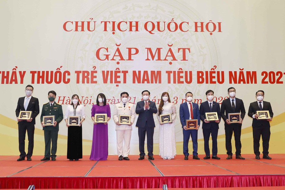 Chủ tịch Quốc hội Vương Đình Huệ tặng quà lưu niệm các đại biểu. (Ảnh: Doãn Tấn/TTXVN)