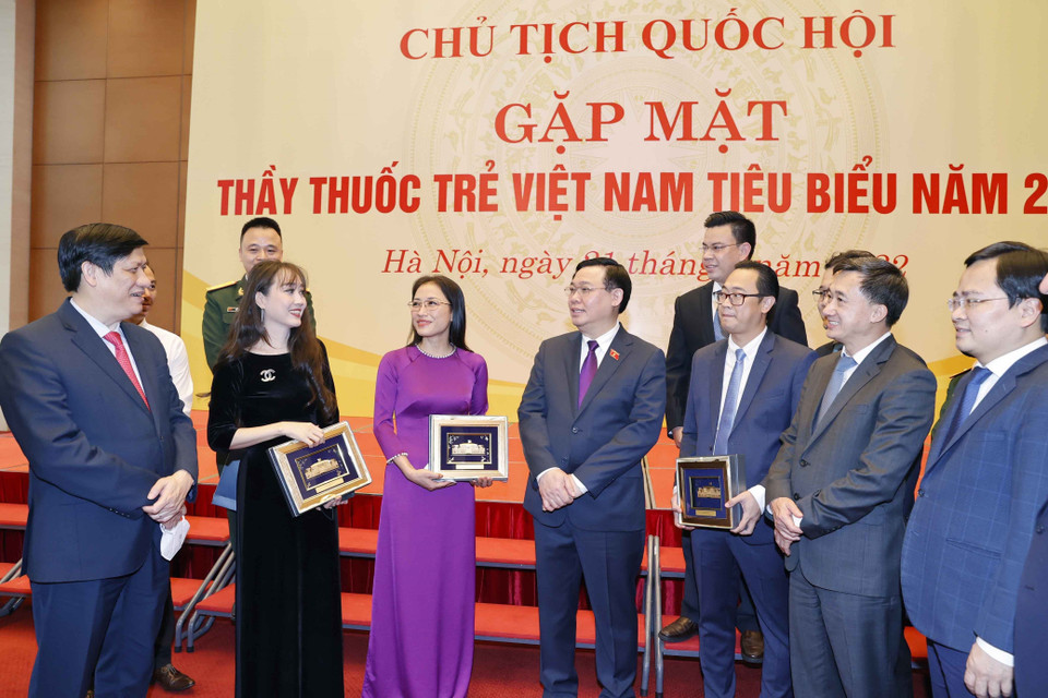 Chủ tịch Quốc hội Vương Đình Huệ với các đại biểu. (Ảnh: Doãn Tấn/TTXVN)