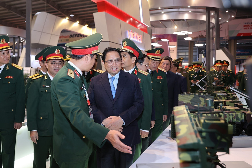 Thủ tướng Phạm Minh Chính tham quan trưng bày sản phẩm vũ khí, khí tài tại Triển lãm Quốc phòng quốc tế Việt Nam 2022. (Ảnh: Dương Giang/TTXVN)