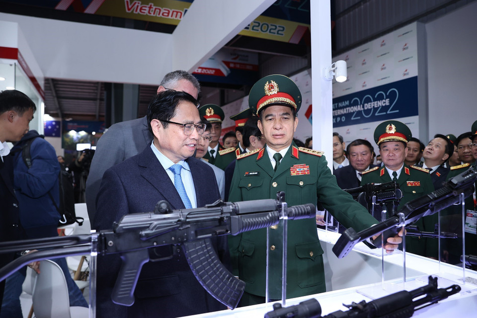 Thủ tướng Phạm Minh Chính tham quan trưng bày sản phẩm vũ khí, khí tài tại Triển lãm Quốc phòng quốc tế Việt Nam 2022. (Ảnh: Dương Giang/TTXVN)