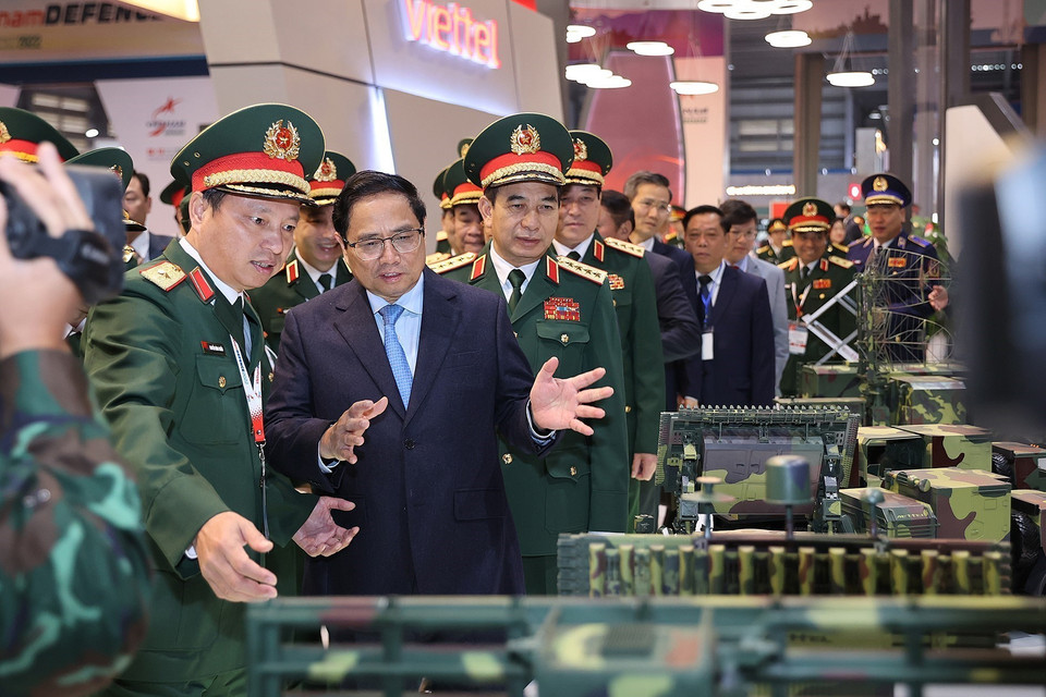 Thủ tướng Phạm Minh Chính tham quan mô hình sản phẩm vũ khí, khí tài tại Triển lãm Quốc phòng quốc tế Việt Nam 2022. (Ảnh: Dương Giang/TTXVN)