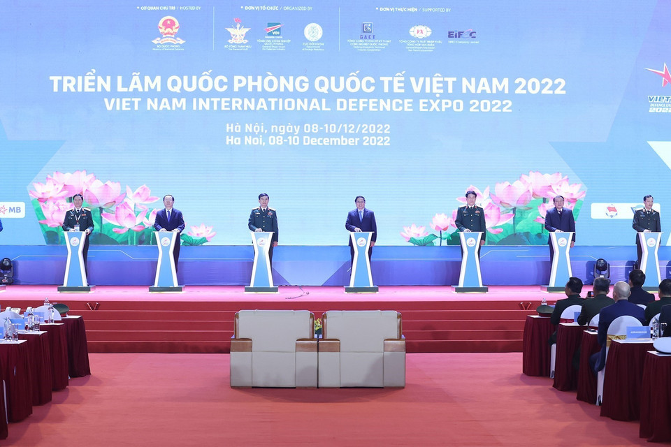 Thủ tướng Phạm Minh Chính và các đại biểu bấm nút khai mạc Triển lãm Quốc phòng quốc tế Việt Nam 2022. (Ảnh: Dương Giang/TTXVN)