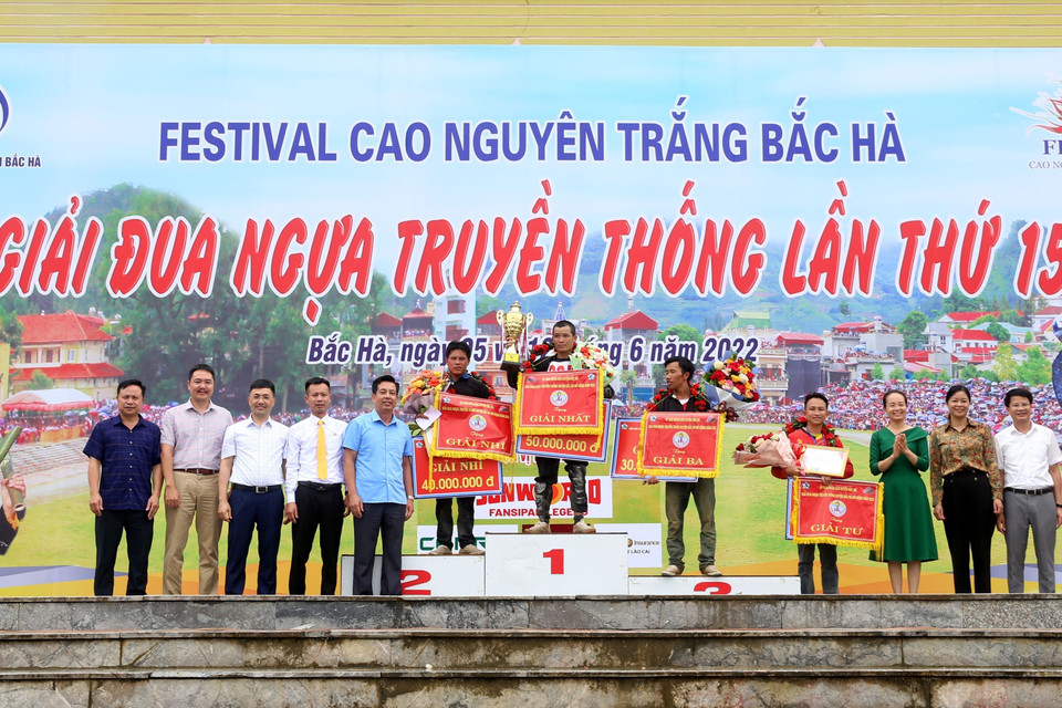 Nài ngựa Lâm Văn Thàng (xã Tả Chải, huyên Bắc Hà) giành ngôi vô địch; nài ngựa Tráng A Dở (thị trấn Bát Xá, thuyên Bắc Hà), giải Nhì; nài ngựa Vàng Seo Vư (xã Thải Giàng Phố, huyên Bắc Hà), giải Ba; và nài ngựa Nông Văn Nghinh (huyện Simacai) đoạt giải Khuyến khích. (Ảnh: Quốc Khánh/TTXVN)