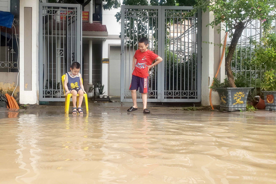 Nước ngập trên đường Tôn Đức Thắng, thành phố Vĩnh Yên. (Ảnh: Hoàng Hùng/TTXVN)