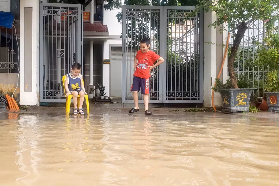 Nước ngập trên đường Tôn Đức Thắng, thành phố Vĩnh Yên. (Ảnh: Hoàng Hùng/TTXVN)