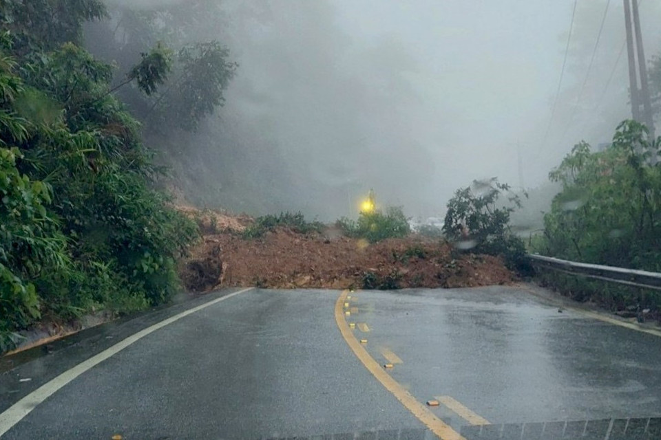 Một số đoạn đường lên khu du lịch quốc gia Tam Đảo, huyện Tam Đảo, bị sạt lở do mưa lớn. (Ảnh: TTXVN phát)
