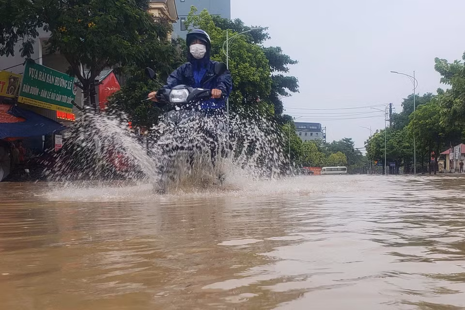 Người dân vất vả di chuyển trên đường Mê Linh, thành phố Vĩnh Yên. (Ảnh: Hoàng Hùng/TTXVN)