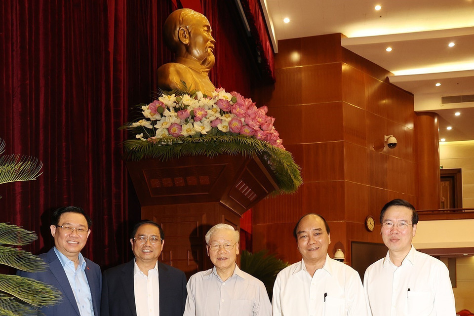 Tổng Bí thư Nguyễn Phú Trọng, Chủ tịch nước Nguyễn Xuân Phúc, Thủ tướng Phạm Minh Chính, Chủ tịch Quốc hội Vương Đình Huệ và Thường trực Ban Bí thư Võ Văn Thưởng dự hội nghị. (Ảnh: Trí Dũng/TTXVN)