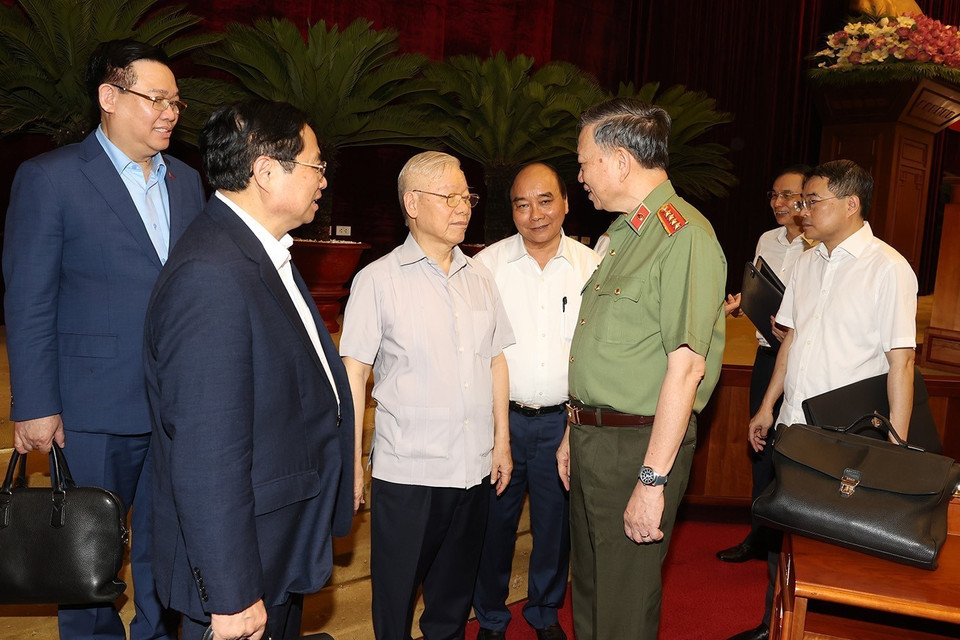 Tổng Bí thư Nguyễn Phú Trọng, Chủ tịch nước Nguyễn Xuân Phúc, Thủ tướng Phạm Minh Chính, Chủ tịch Quốc hội Vương Đình Huệ và Thường trực Ban Bí thư Võ Văn Thưởng cùng Đại tướng Tô Lâm, Ủy viên Bộ Chính trị, Bộ trưởng Bộ Công an dự hội nghị. (Ảnh: Trí Dũng/TTXVN)