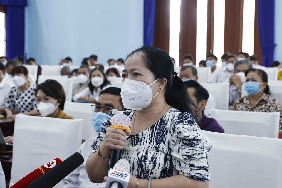 Cử tri Phan Thị Cẩm Nhung, xã Tân Thông Hội phát biểu. (Ảnh: Thống Nhất/TTXVN)