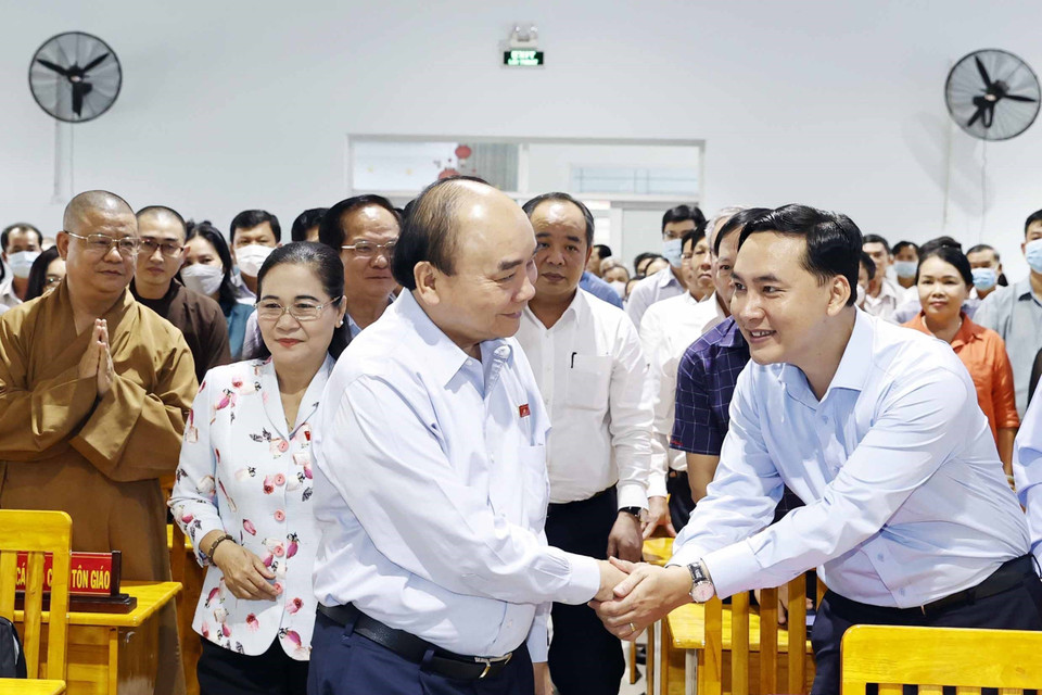 Chủ tịch nước Nguyễn Xuân Phúc tiếp xúc cử tri huyện Hóc Môn. (Ảnh: Thống Nhất/TTXVN)