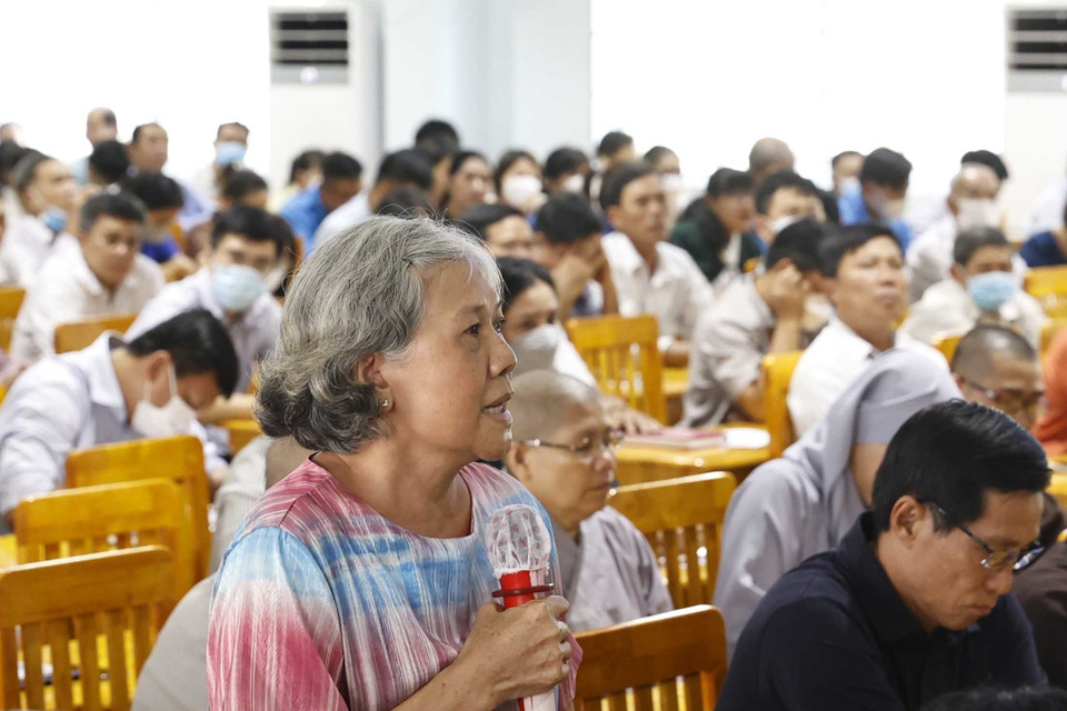 Bà Phan Thị Tuyết Anh, cử tri thị trấn Hóc Môn phát biểu. (Ảnh: Thống Nhất/TTXVN)