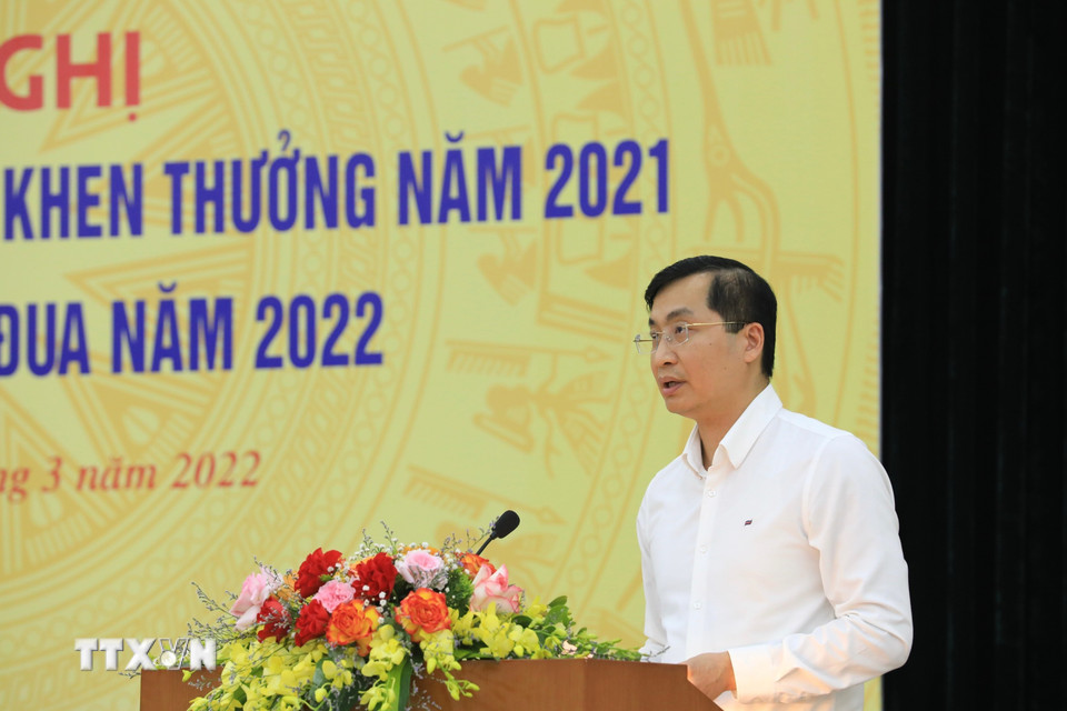 Tổng biên tập báo VietnamPlus Trần Tiến Duẩn tham luận tại Hội nghị. (Ảnh: Hoàng Hiếu/TTXVN)