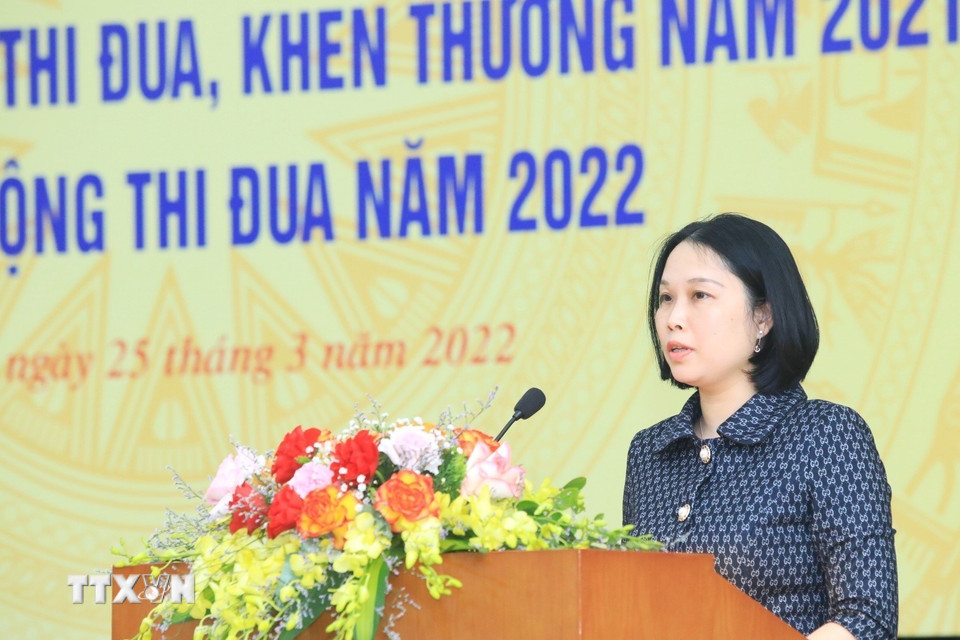 Phó chánh Văn phòng TTXVN Bùi Thị Hòa trình bày tham luận. (Ảnh: Tuấn Anh/TTXVN)