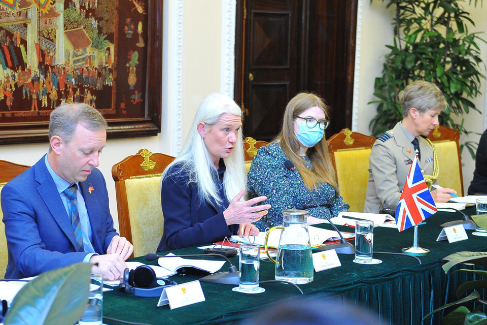 Quốc Vụ khanh phụ trách châu Á-Thái BÌnh Dương Amanda Milling phát biểu tại buổi đối thoại. (Ảnh: Minh Đức/TTXVN)